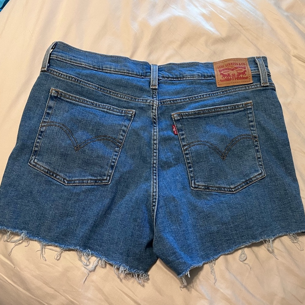 High Rise Levi’s Shorts - Picture 2 of 3